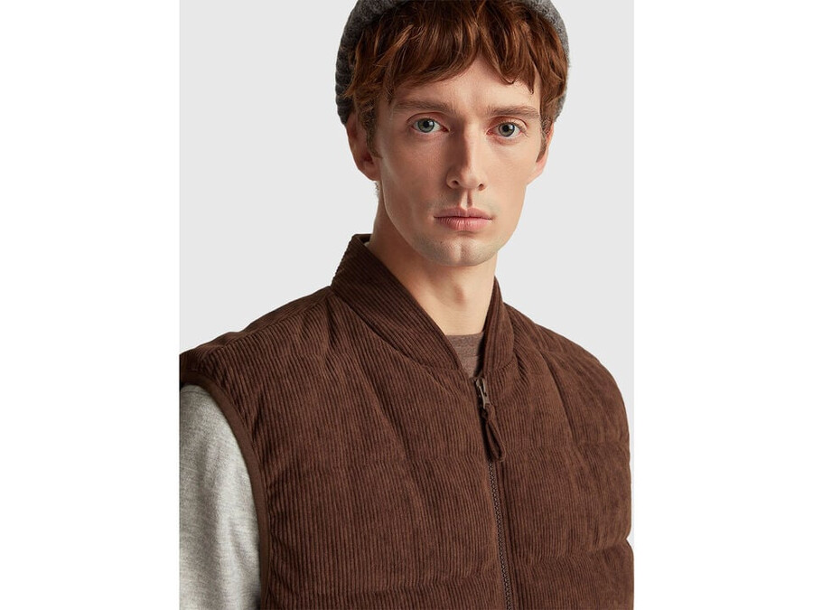 vest with pockets in corduroy