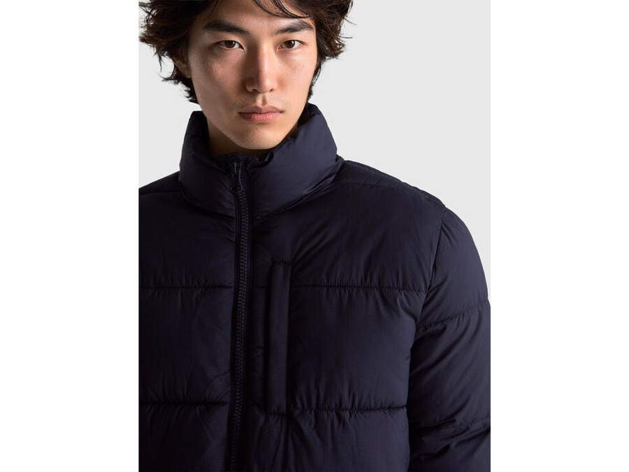 regular fit vest with recycled padding