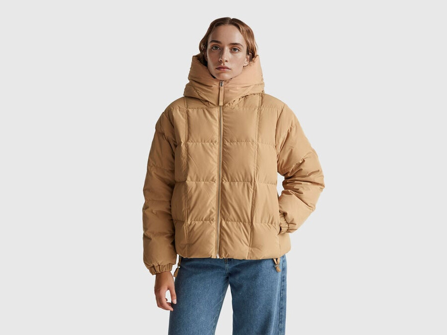 short down jacket padded with recycled feathers