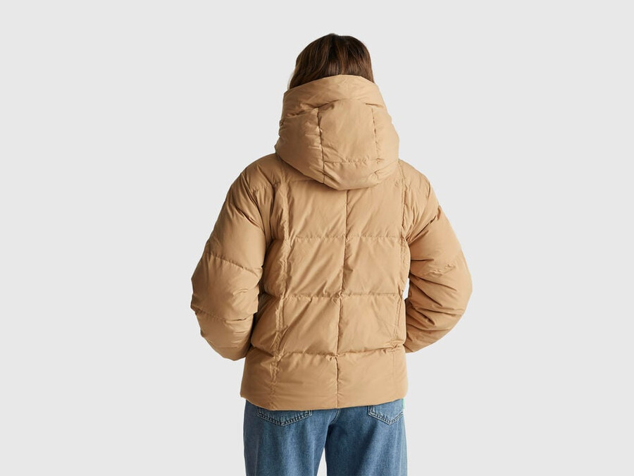 short down jacket padded with recycled feathers