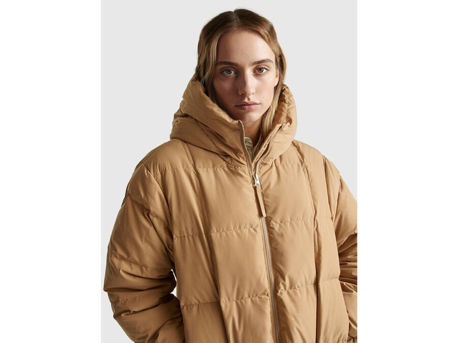 short down jacket padded with recycled feathers