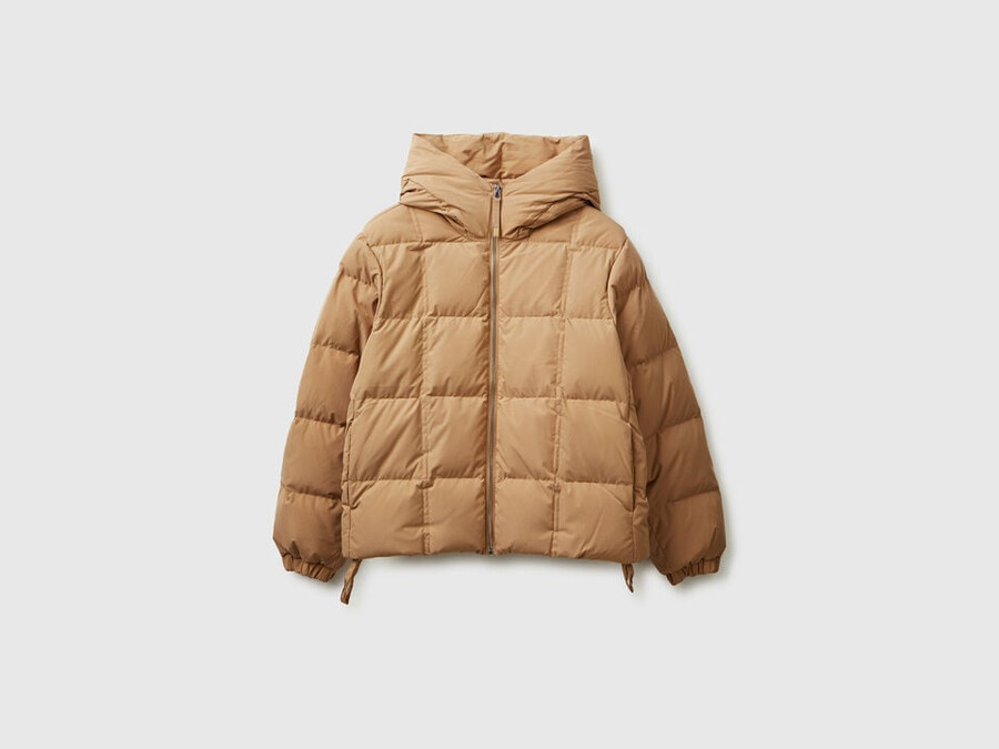 short down jacket padded with recycled feathers