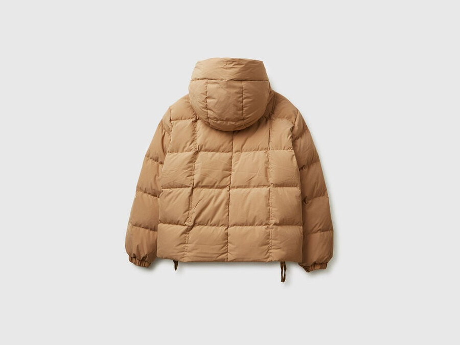 short down jacket padded with recycled feathers