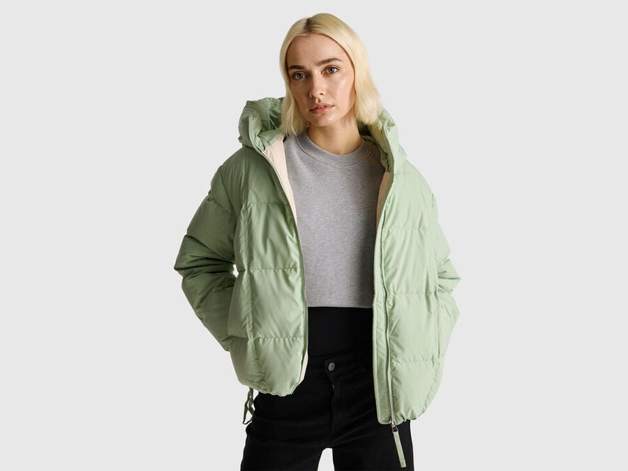 short down jacket padded with recycled feathers