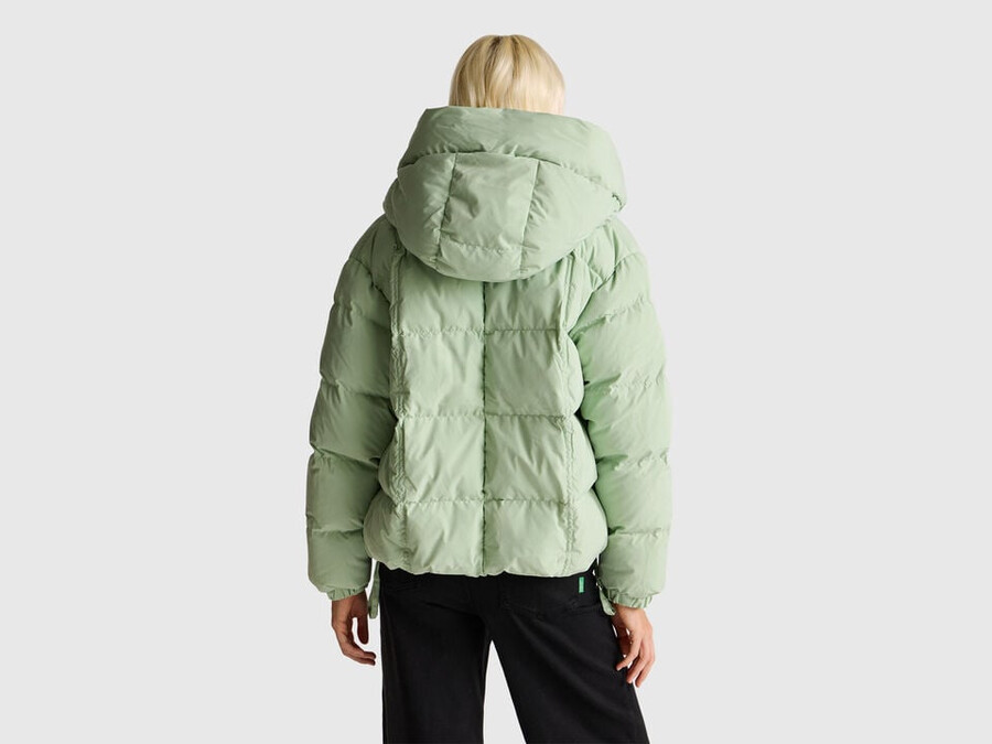 short down jacket padded with recycled feathers