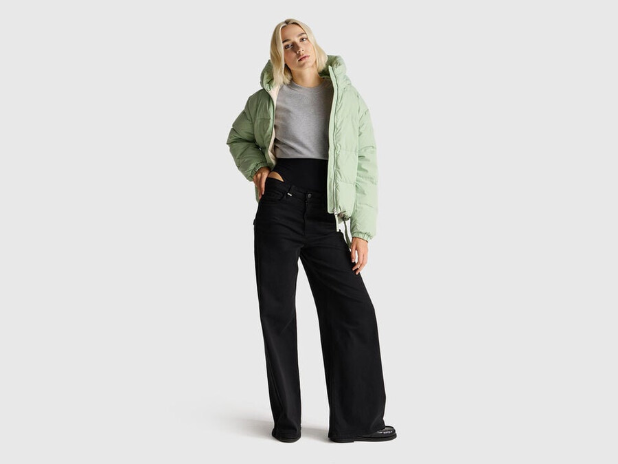 short down jacket padded with recycled feathers