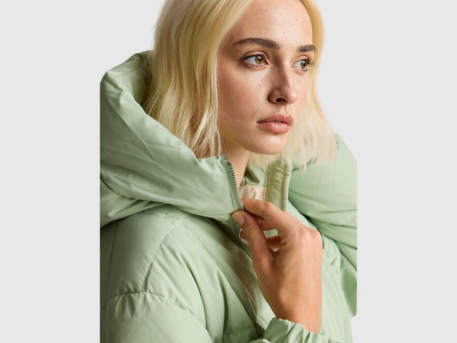 short down jacket padded with recycled feathers
