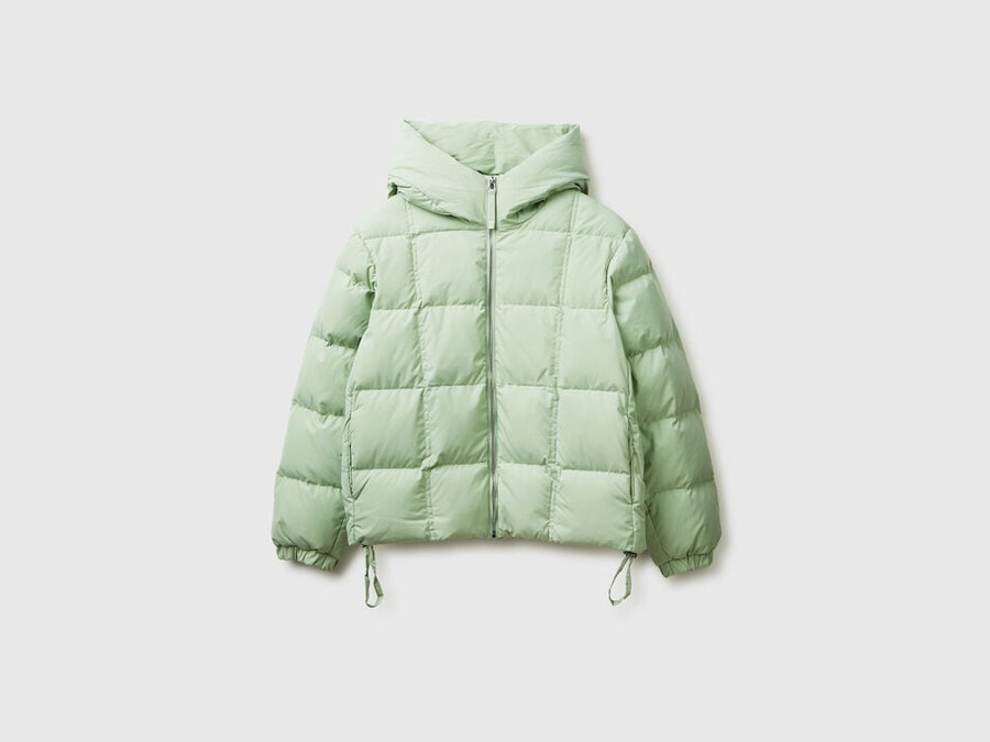 short down jacket padded with recycled feathers