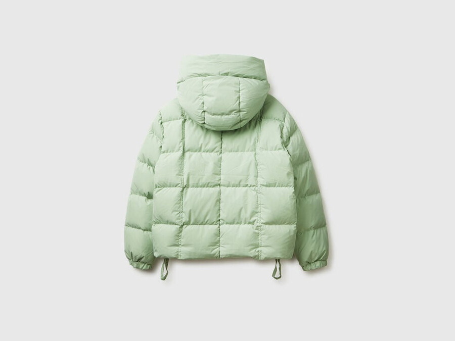 short down jacket padded with recycled feathers
