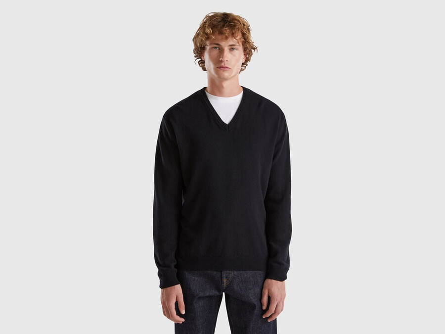 black v-neck sweater in pure merino wool