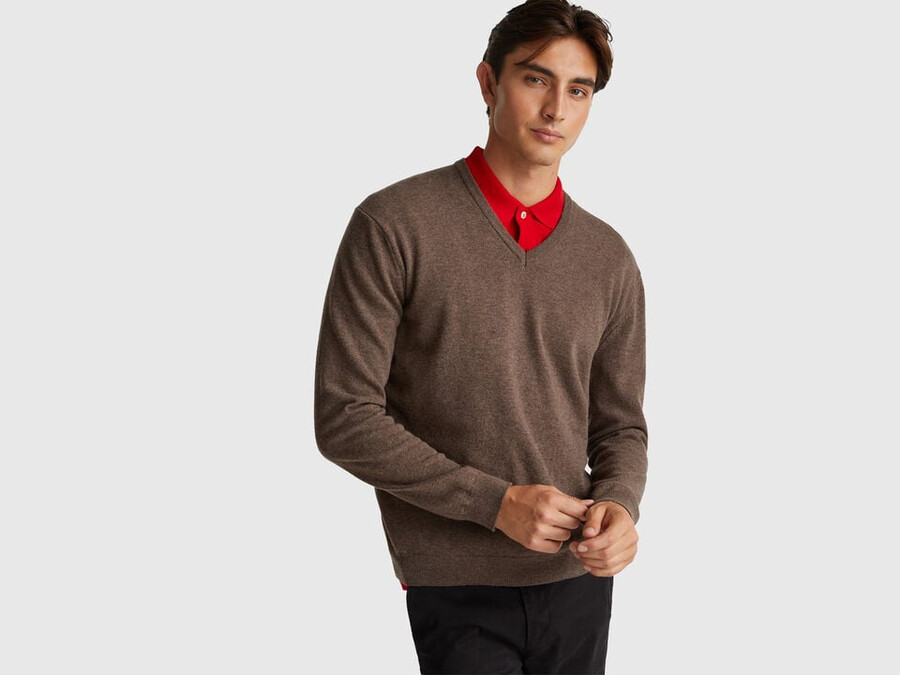 gray v-neck sweater in pure merino wool