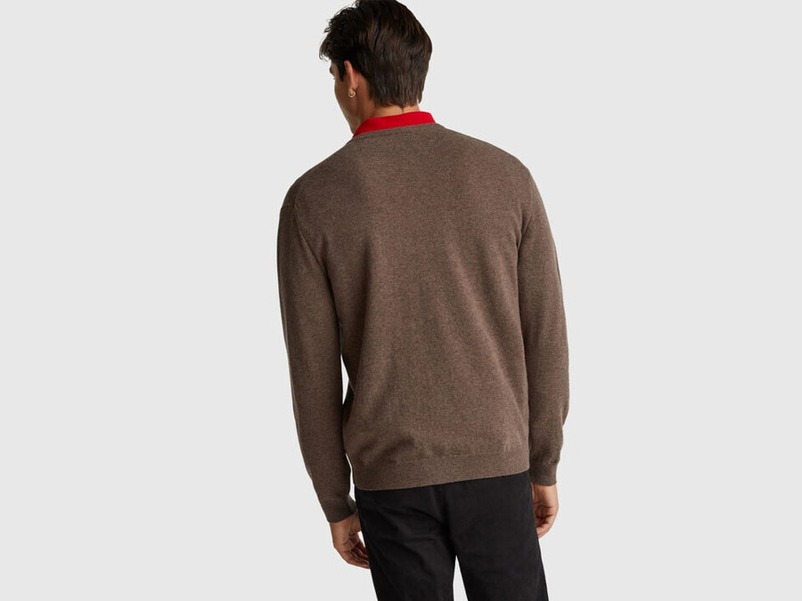gray v-neck sweater in pure merino wool