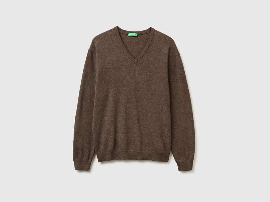 gray v-neck sweater in pure merino wool