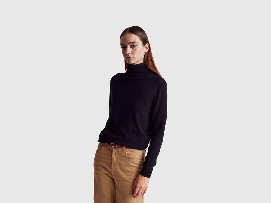 black turtleneck sweater in pure merino wool
