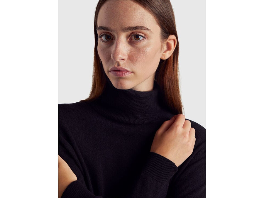 black turtleneck sweater in pure merino wool
