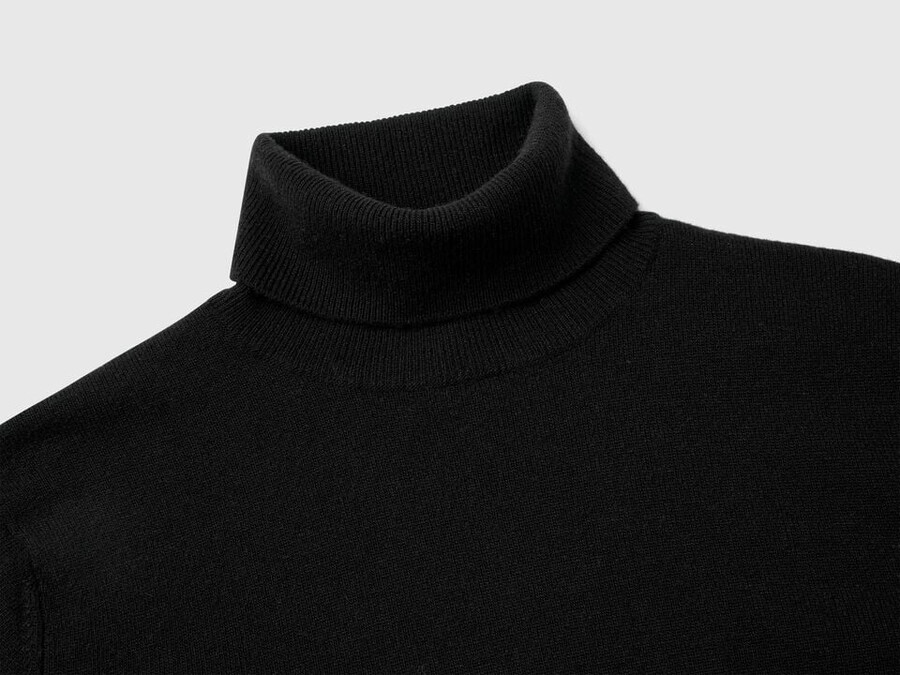 black turtleneck sweater in pure merino wool
