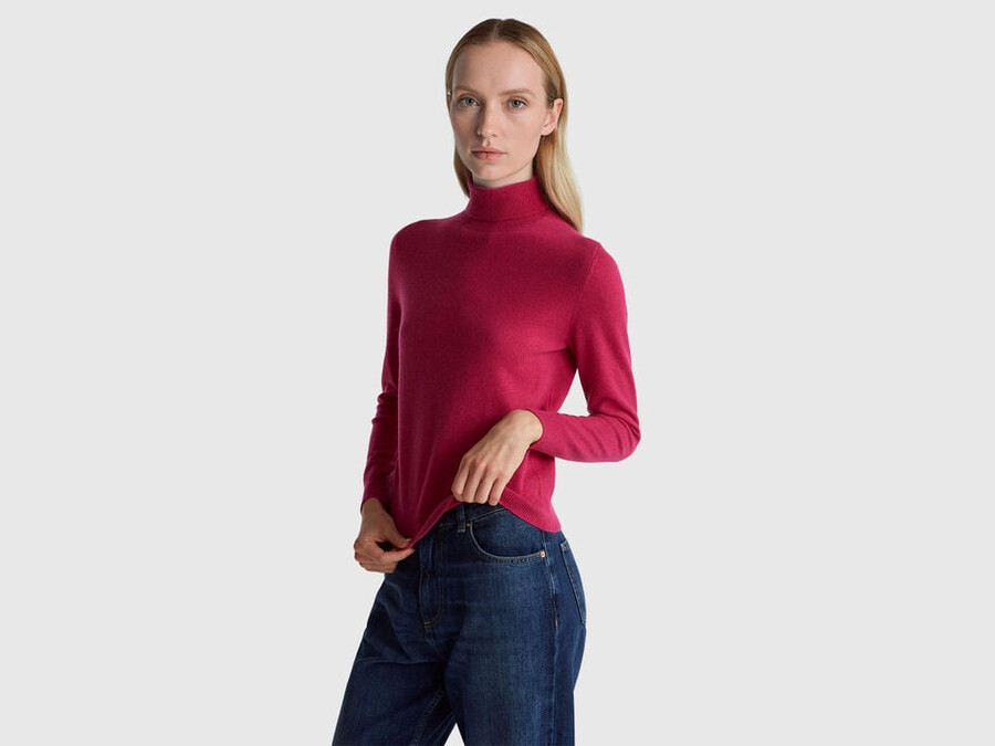 fuchsia turtleneck sweater in pure merino wool
