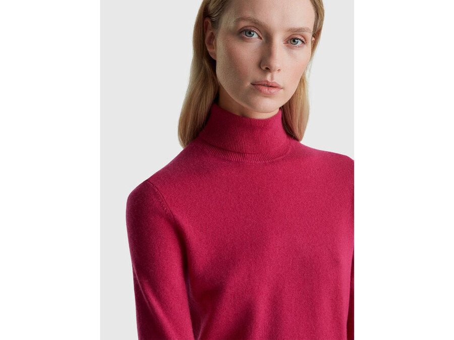 fuchsia turtleneck sweater in pure merino wool