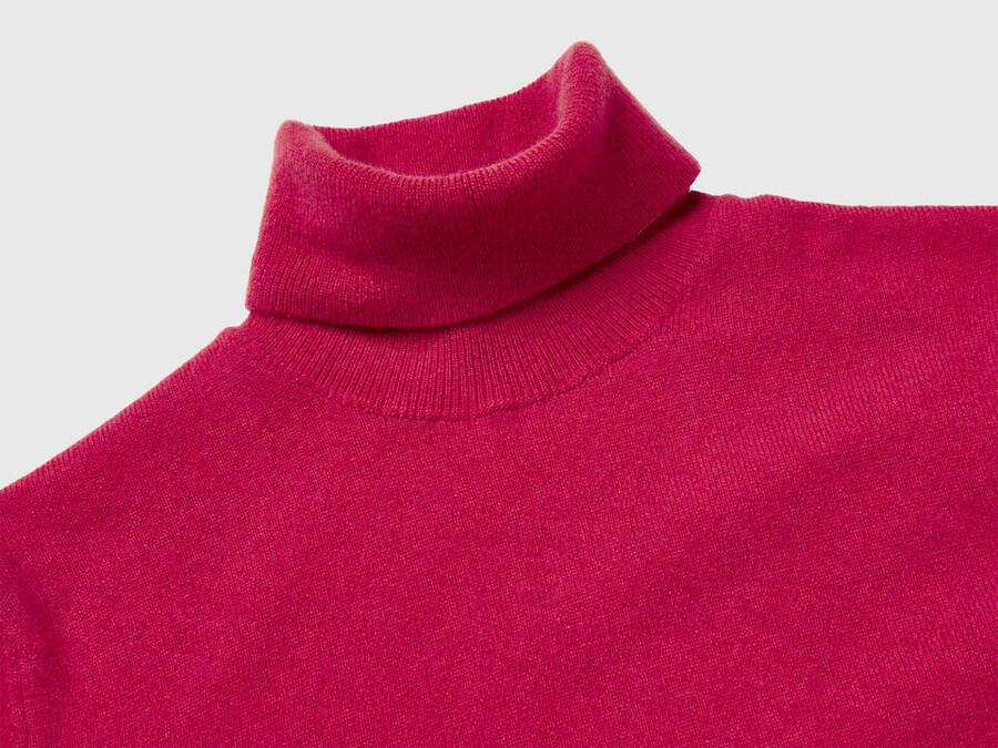 fuchsia turtleneck sweater in pure merino wool