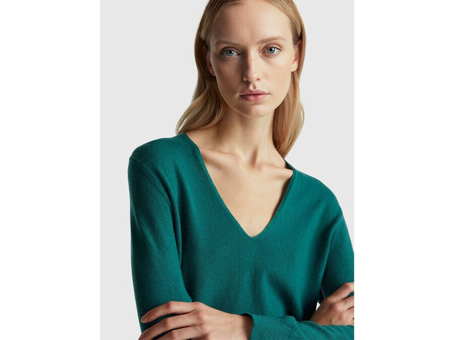 green v-neck sweater in pure merino wool