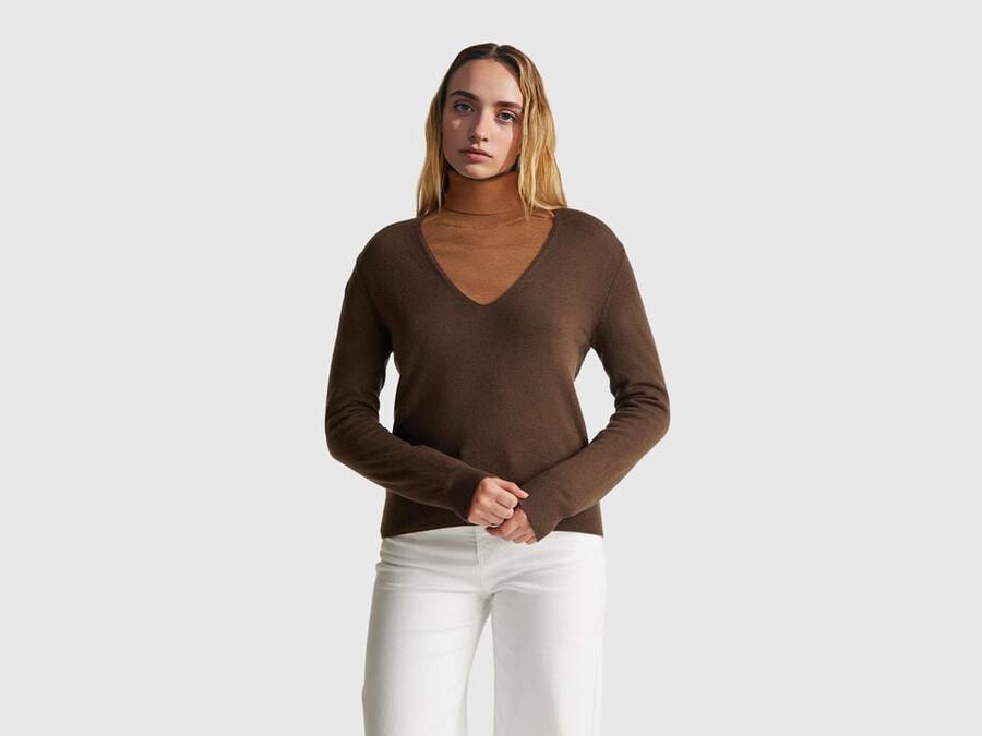 brown v-neck sweater in pure merino wool