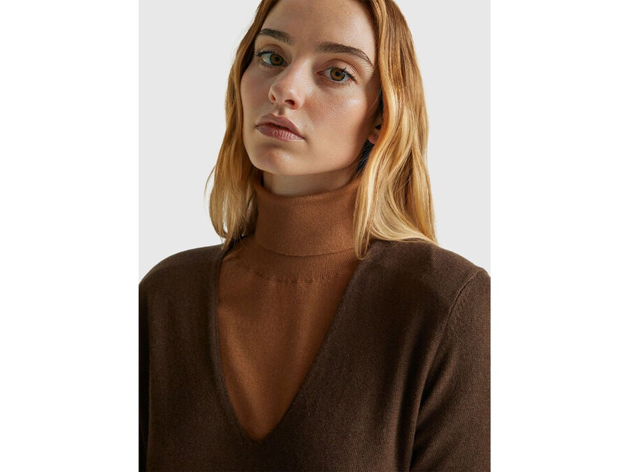brown v-neck sweater in pure merino wool
