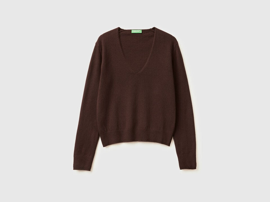 brown v-neck sweater in pure merino wool