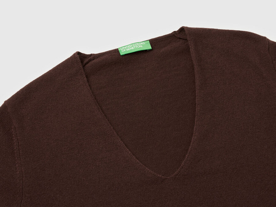 brown v-neck sweater in pure merino wool
