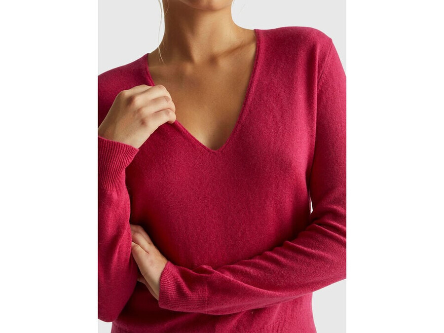 fuchsia v-neck sweater in pure merino wool
