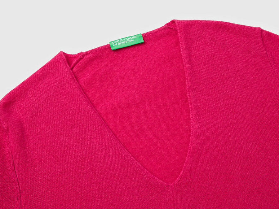 fuchsia v-neck sweater in pure merino wool