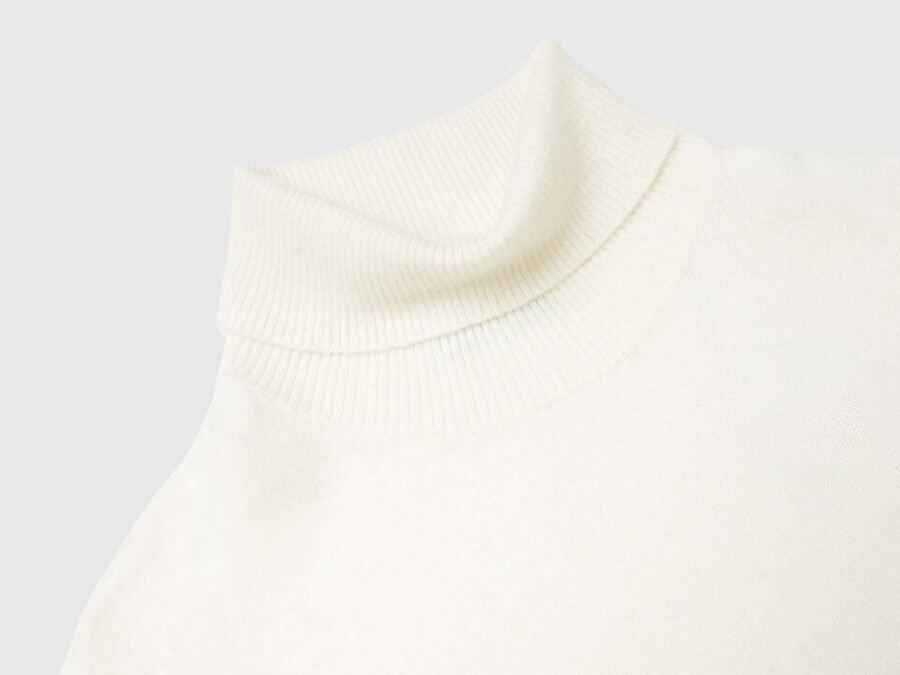 cream white short sleeve turtleneck in cashmere blend