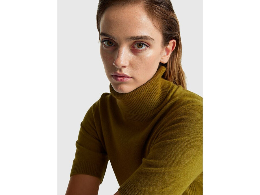 military green short sleeve turtleneck in cashmere blend
