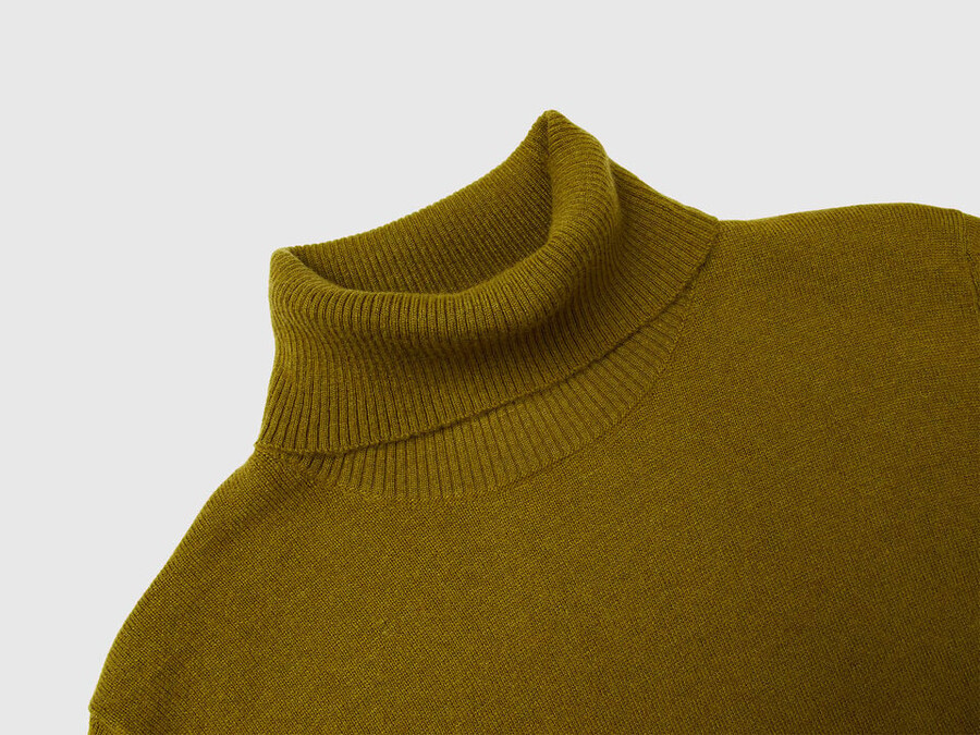 military green short sleeve turtleneck in cashmere blend