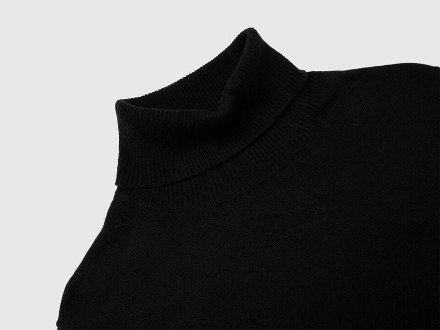 black short sleeve turtleneck in cashmere blend