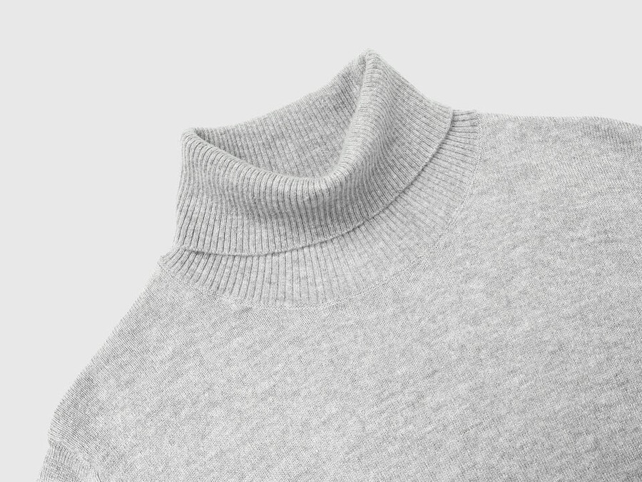 light gray short sleeve turtleneck in cashmere blend