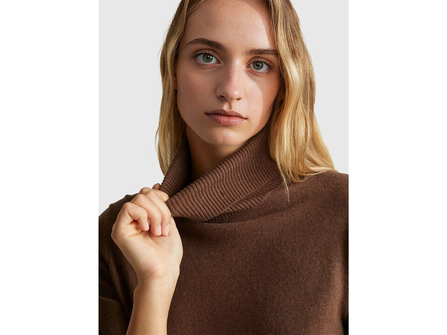 brown short sleeve turtleneck in cashmere blend