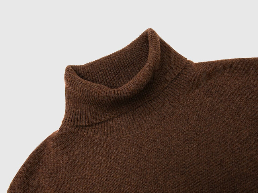 brown short sleeve turtleneck in cashmere blend