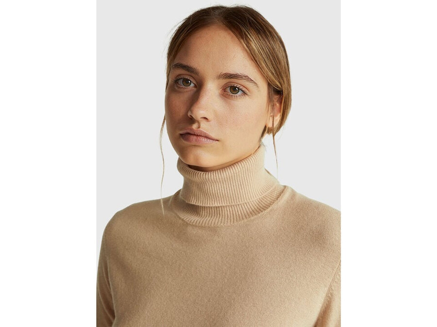 camel short sleeve turtleneck in cashmere blend
