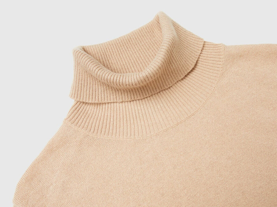 camel short sleeve turtleneck in cashmere blend