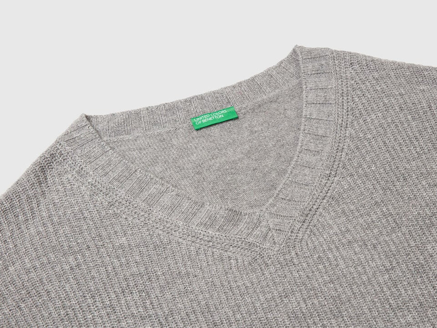 v-neck sweater in wool blend