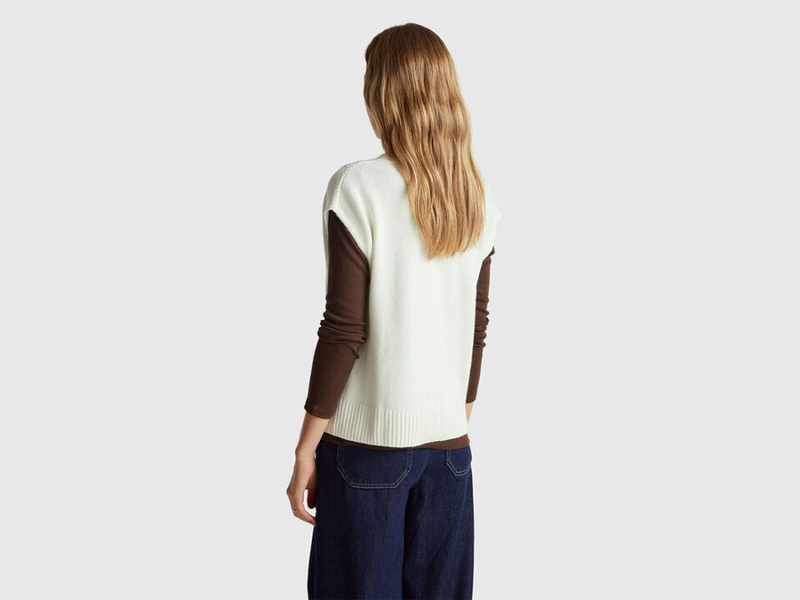 v-neck vest in wool blend