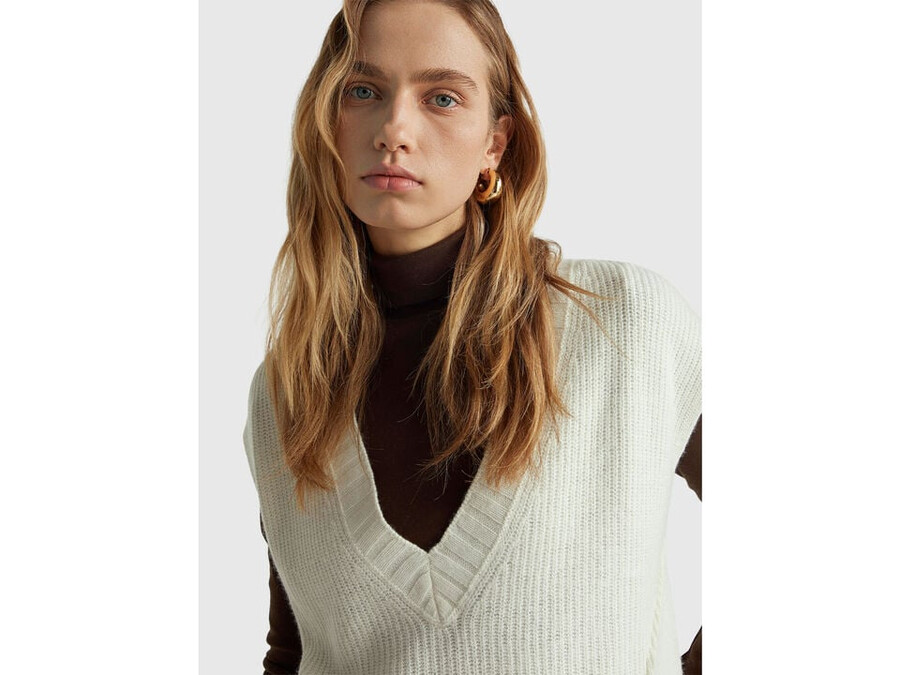v-neck vest in wool blend