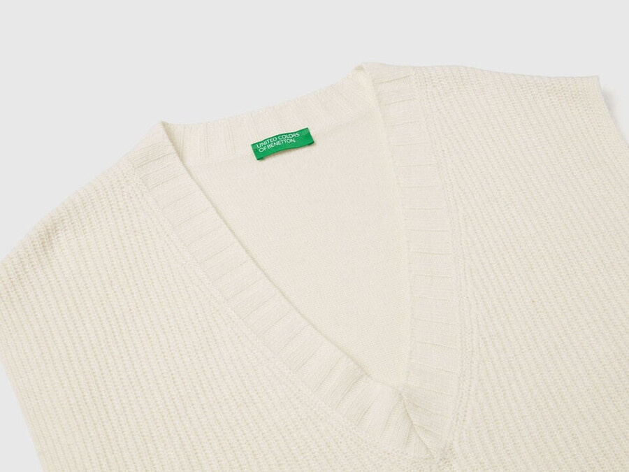 v-neck vest in wool blend