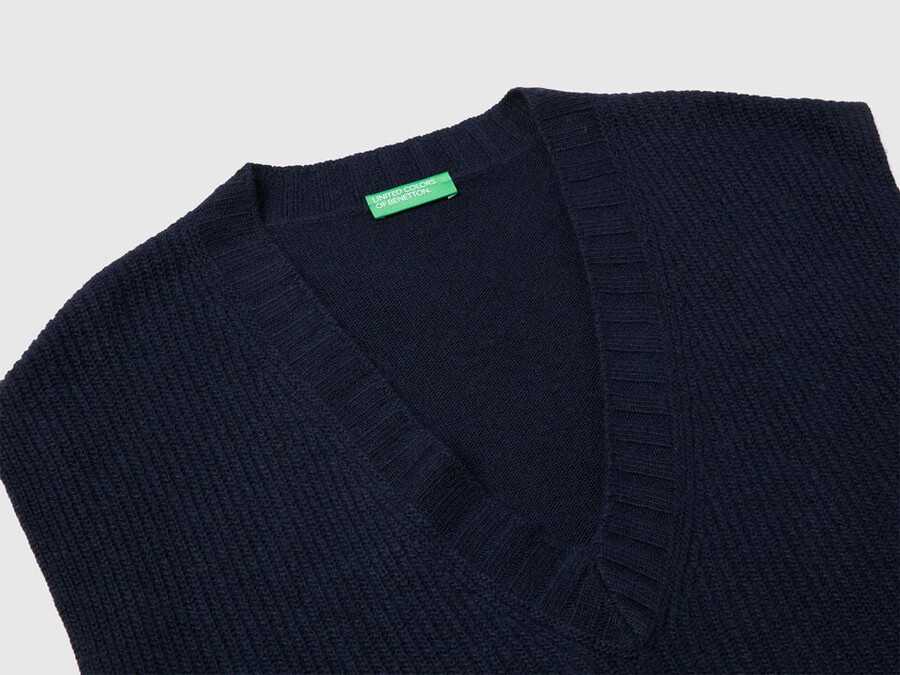 v-neck vest in wool blend