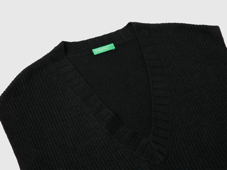 v-neck vest in wool blend