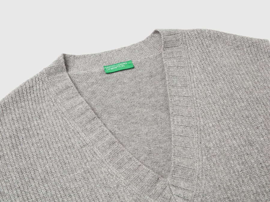 v-neck vest in wool blend