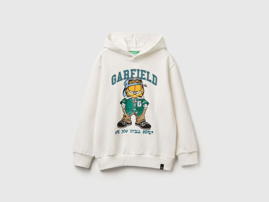 sweatshirt featuring garfield ©2025 by paws inc.