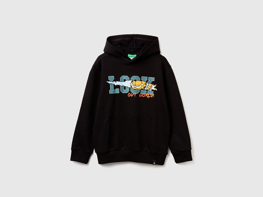 sweatshirt featuring garfield ©2025 by paws inc.
