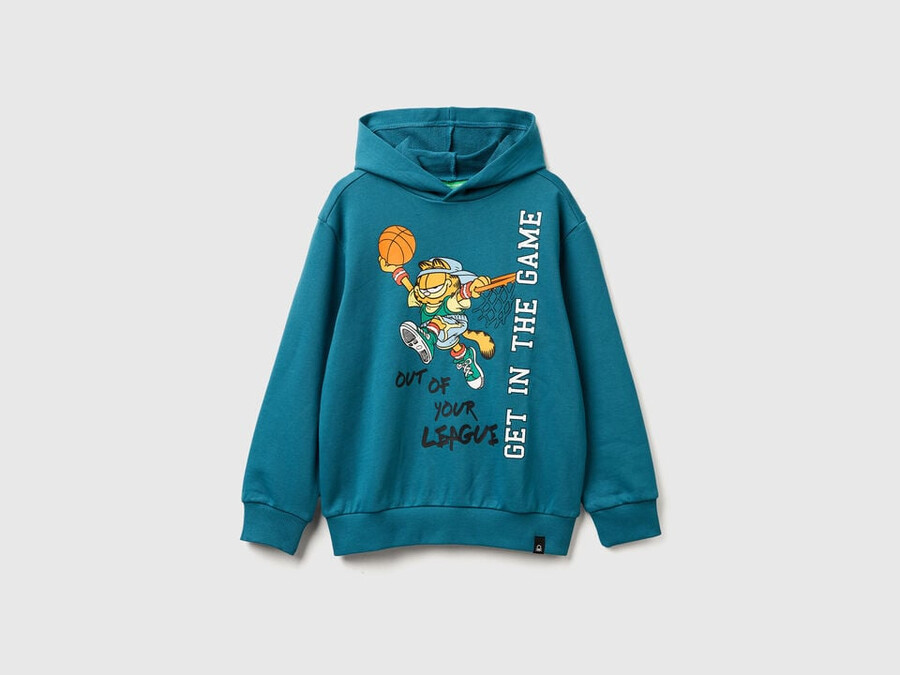 sweatshirt featuring garfield ©2025 by paws inc.