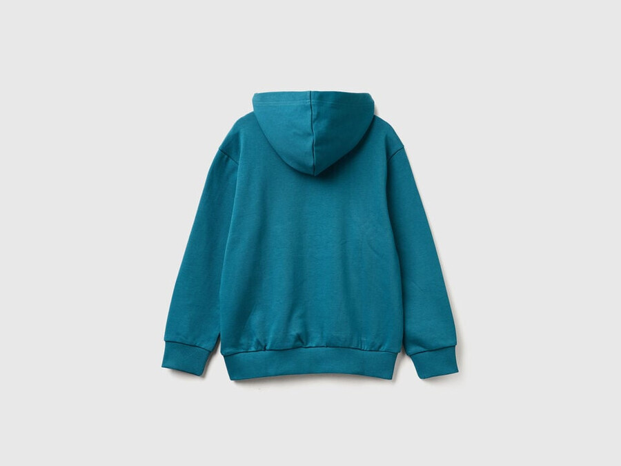 sweatshirt featuring garfield ©2025 by paws inc.